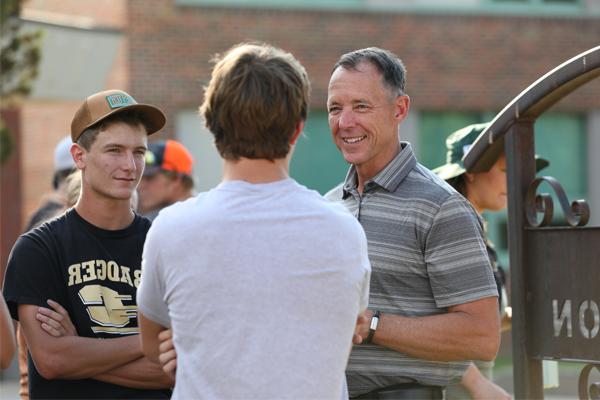 Chancellor Les Cook talking with students